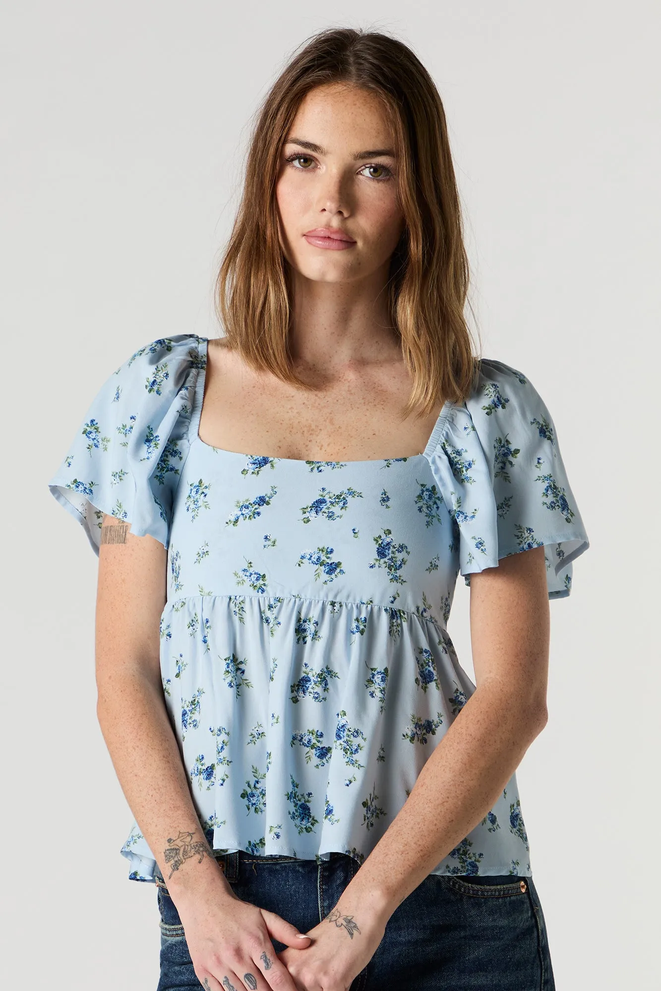 Haut de style laitière fleuri à manches courtes