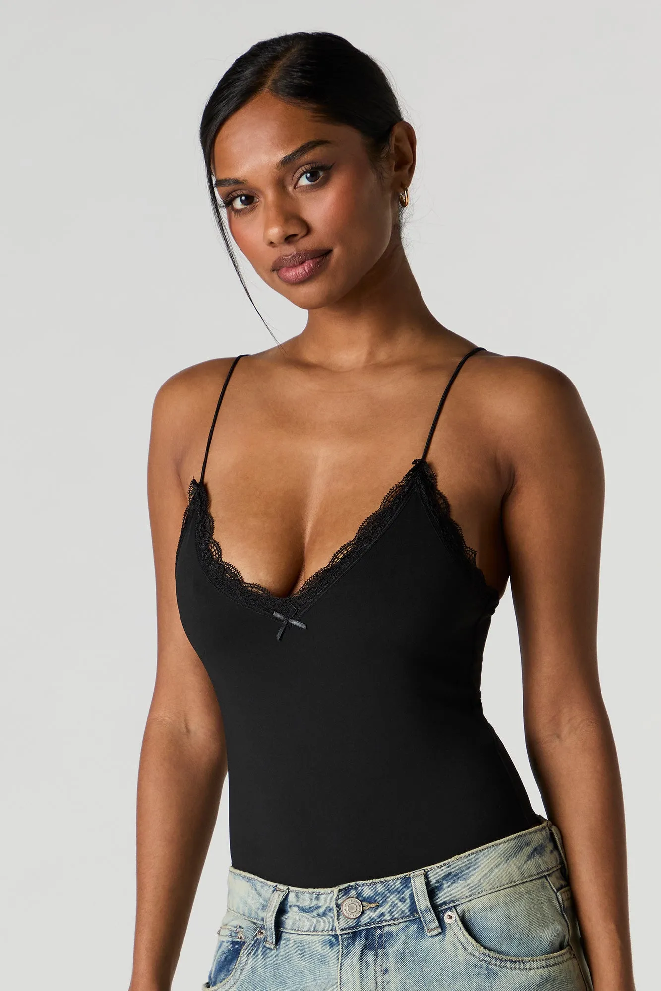 Maillot profilé à encolure en V et liséré de dentelle