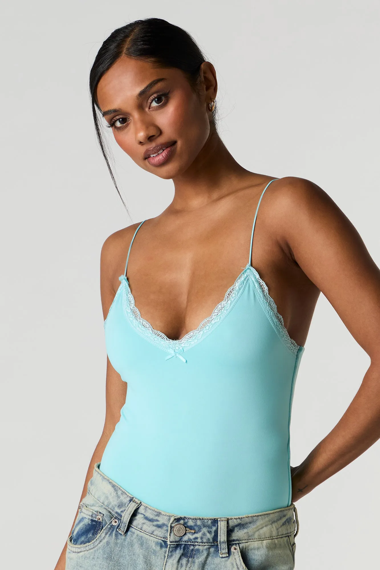 Maillot profilé à encolure en V et liséré de dentelle