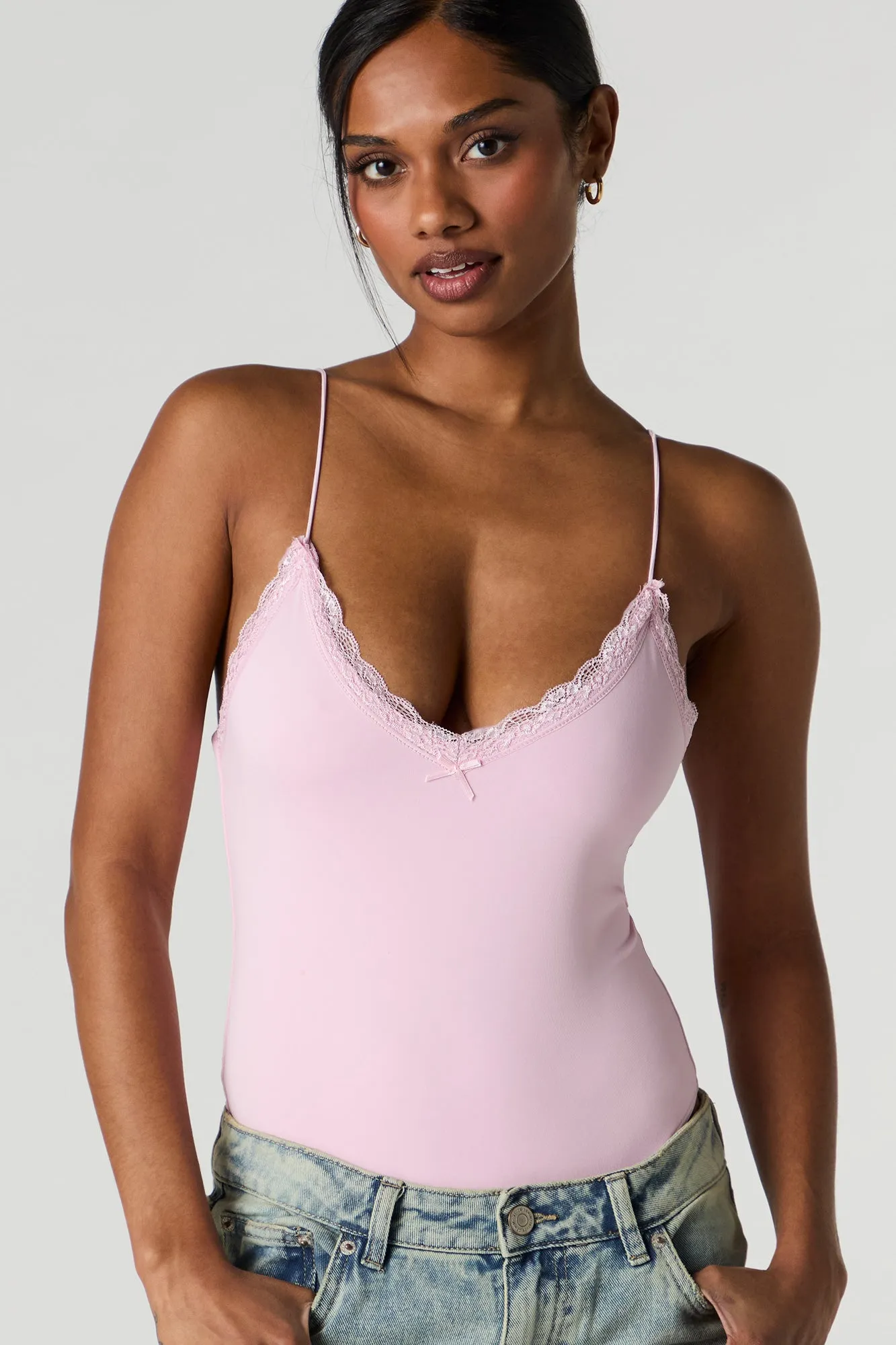Maillot profilé à encolure en V et liséré de dentelle