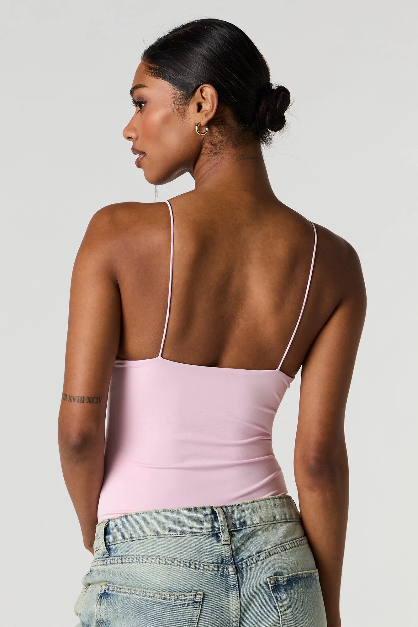 Maillot profilé à encolure en V et liséré de dentelle