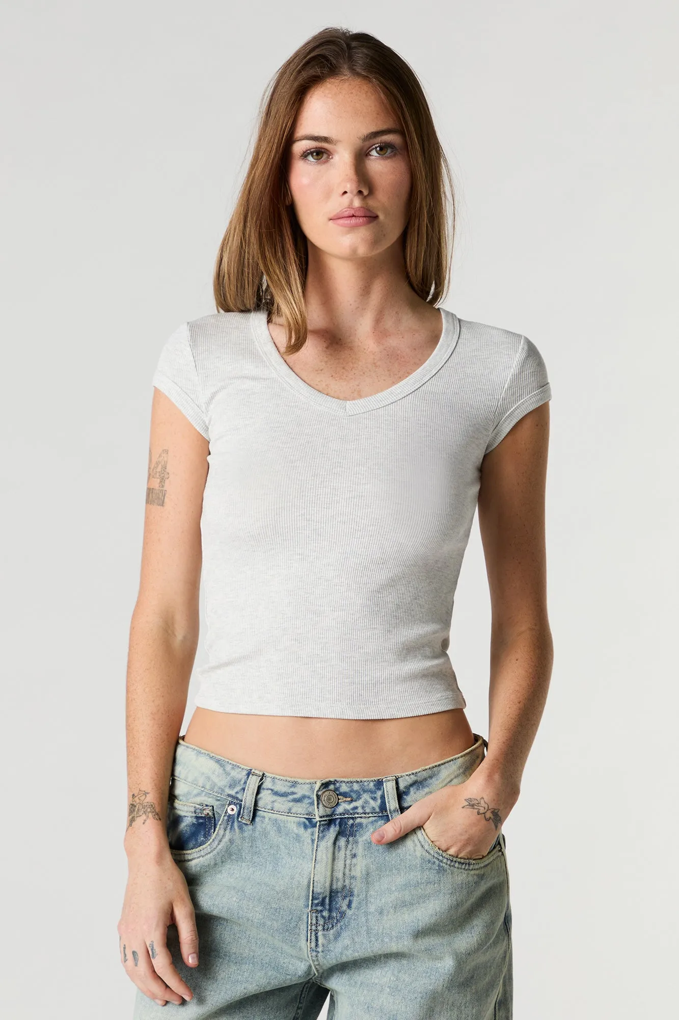 T-shirt ajusté côtelé à encolure en V
