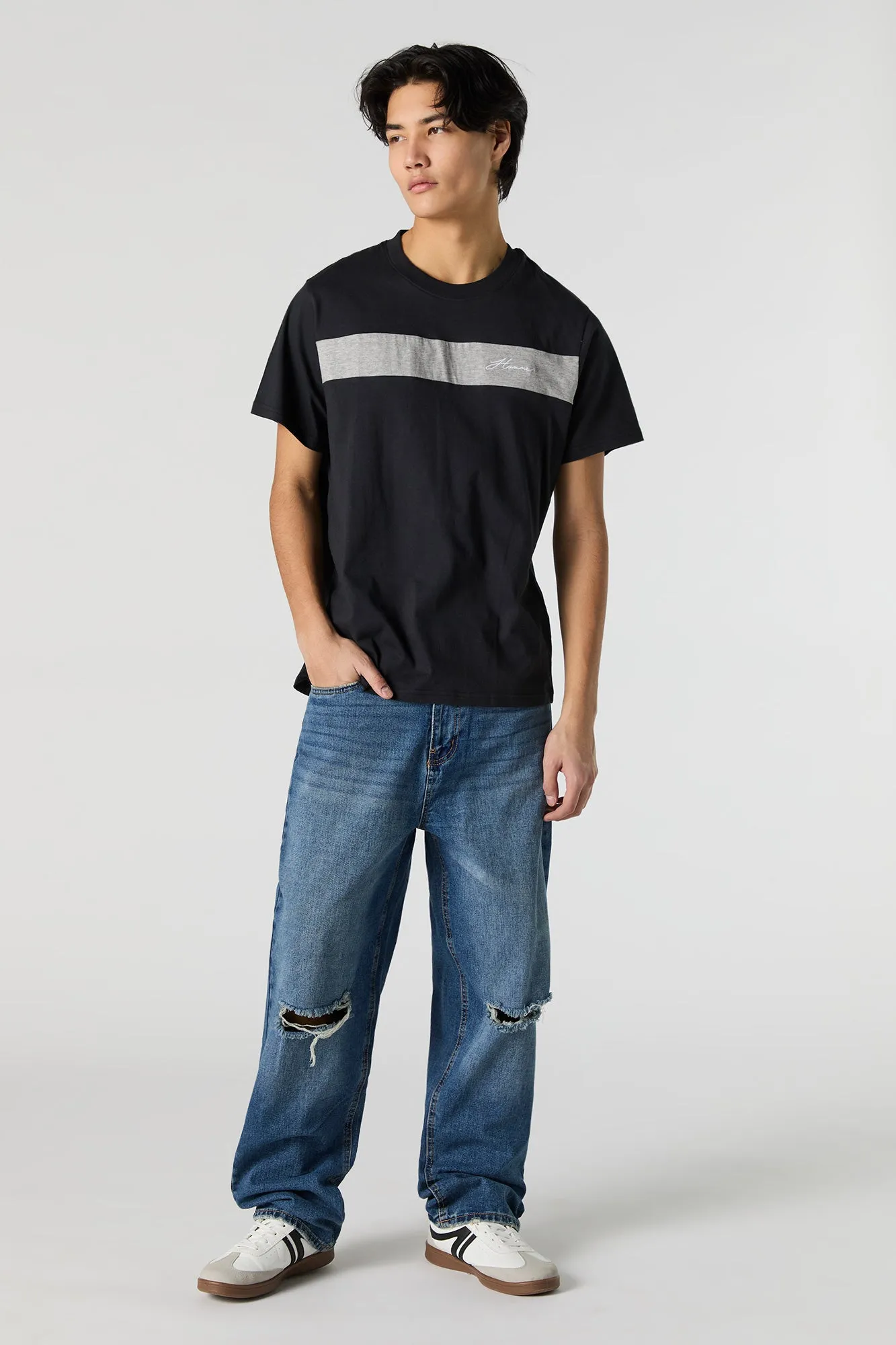 T-shirt avec motif brodé et blocs de couleurs