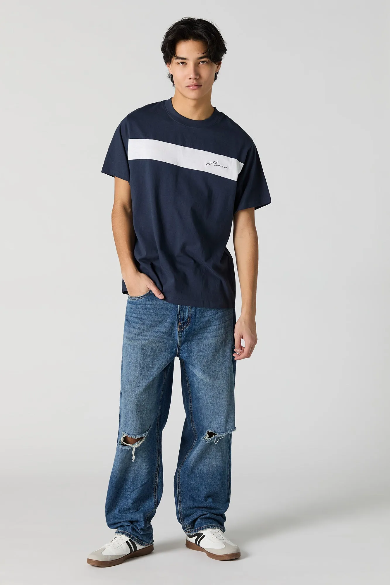 T-shirt avec motif brodé et blocs de couleurs
