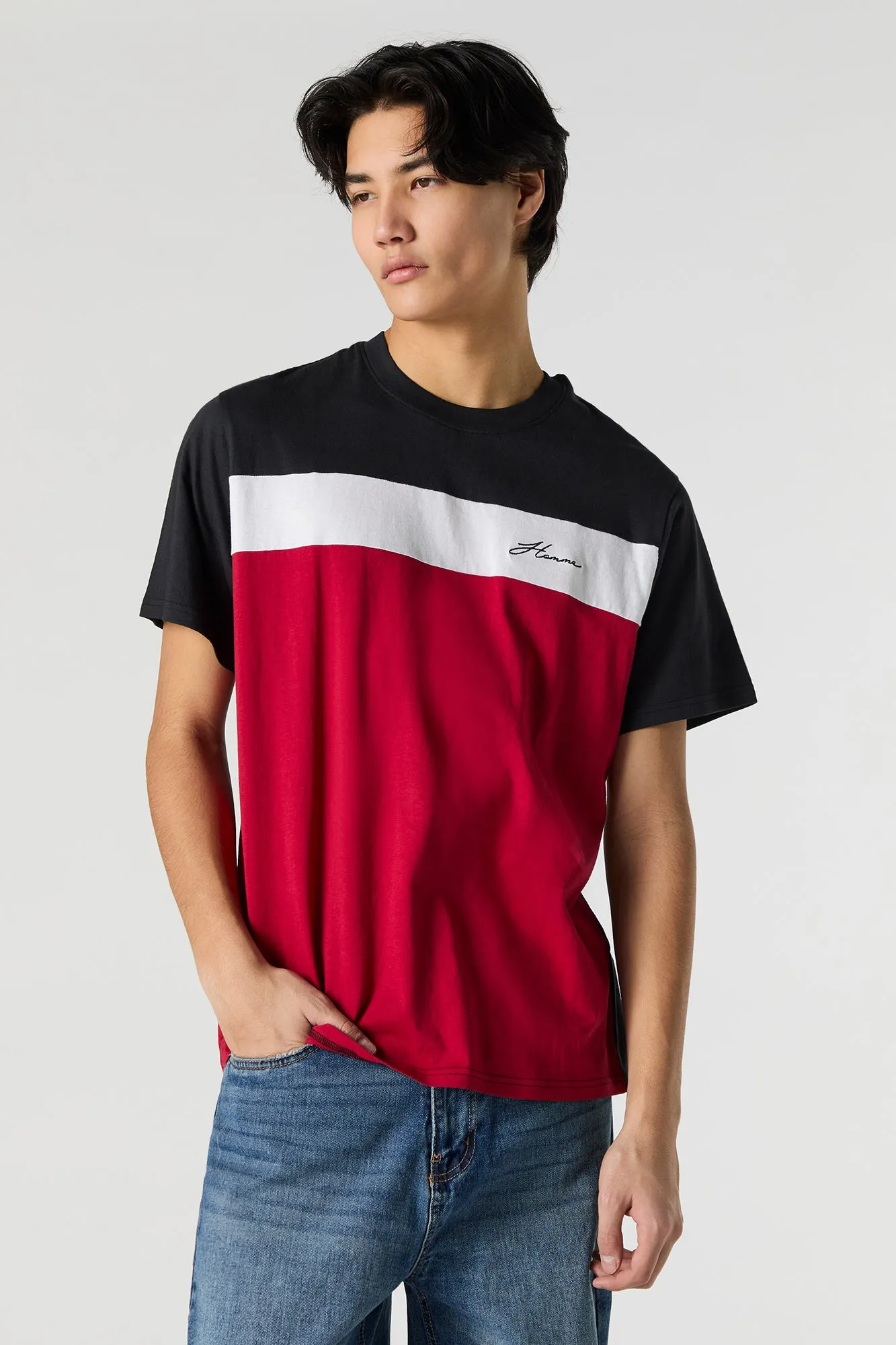 T-shirt avec motif brodé et blocs de couleurs