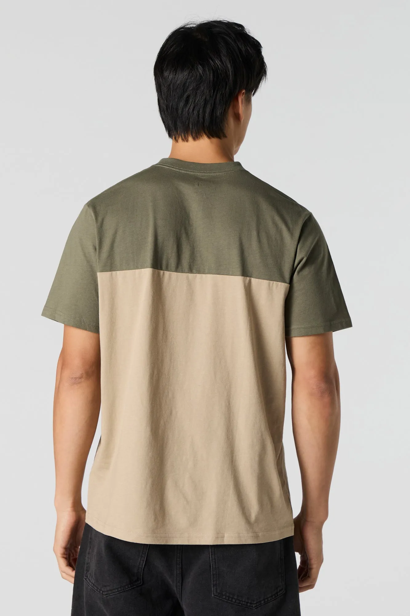 T-shirt avec poches plaquée et blocs de couleurs