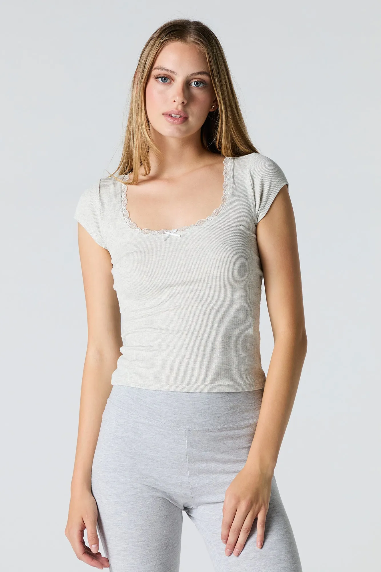 T-shirt côtelé avec encolure dégagée et liséré de dentelle
