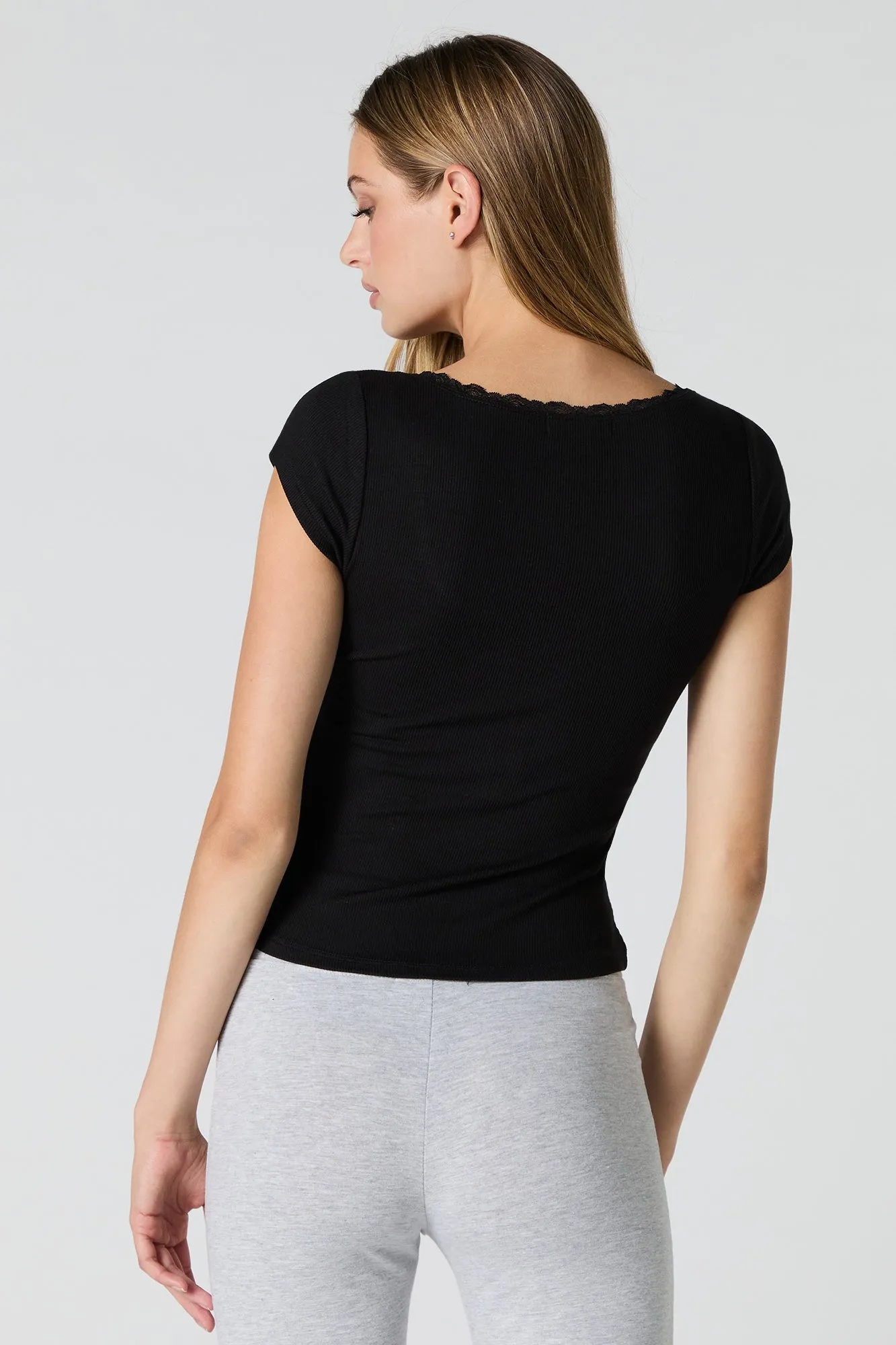 T-shirt côtelé avec encolure dégagée et liséré de dentelle