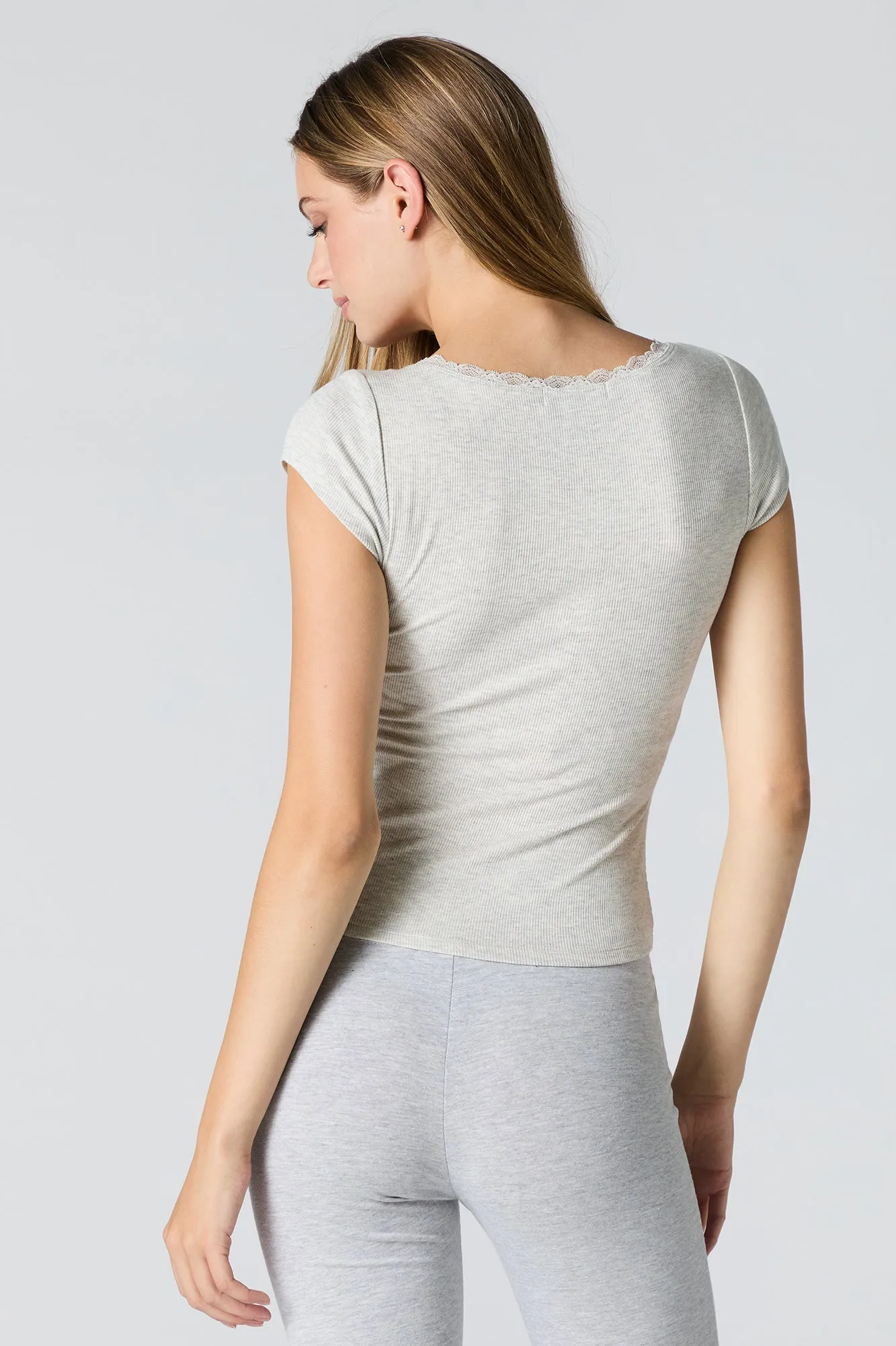T-shirt côtelé avec encolure dégagée et liséré de dentelle